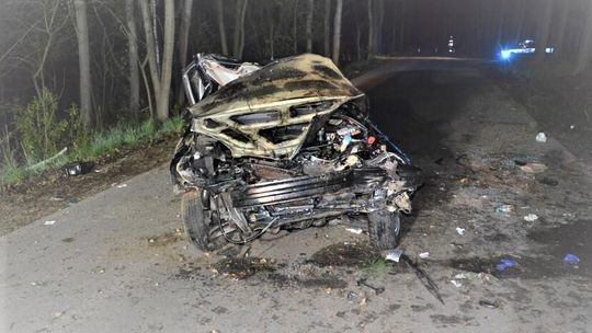 NIETRZEŹWA KIERUJĄCA UDERZYŁA W DRZEWO