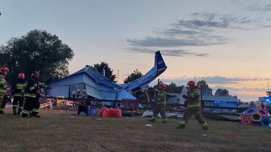 NOWODWORSKI. Na hangar z ludźmi spadł samolot. 5 osób nie żyje [NAJNOWSZE INFORMACJE]