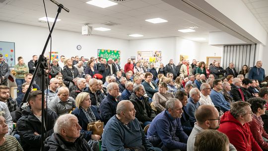 NOWODWORSKI. Tłumy na spotkaniu w Nasielsku w sprawie nowej linii kolejowej; dziś konsultacje w Pomiechówku