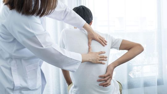 Osteopata czy kręgarz? Dowiedz się, kogo wybrać, by bezpiecznie zadbać o kręgosłup