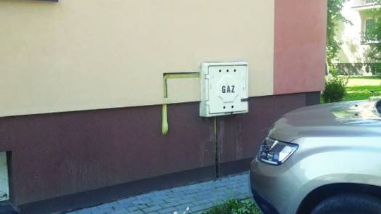 Parking pod samą ścianą bloku