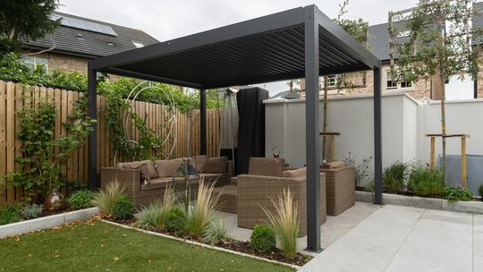 Pergole w Warszawie: poradnik wyboru i montażu