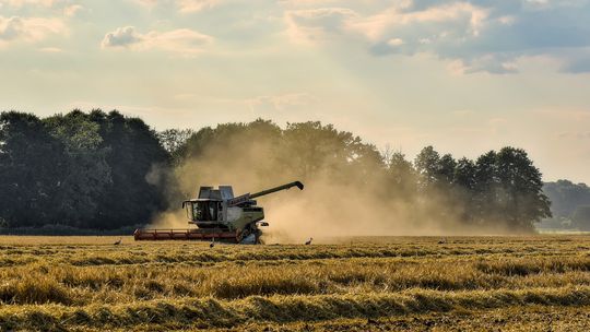 Pijany kombajnista uszkodził ogrodzenie