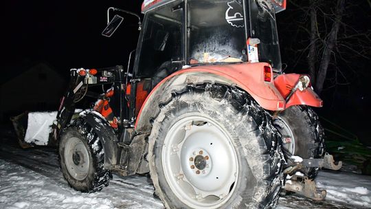 Pijany traktorzysta uderzył w radiowóz