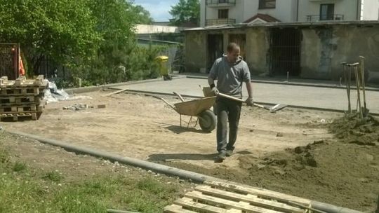 Podwórko w trakcie liftingu