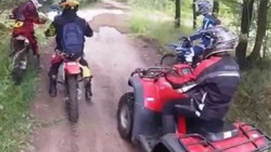 POLICJA PRZYPOMINA: JAZDA QUADEM PO LESIE JEST ZABRONIONA!