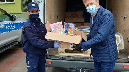 POLICJANCI I DYREKCJA MARDOMU DLA PUŁTUSKICH SZKÓŁ
