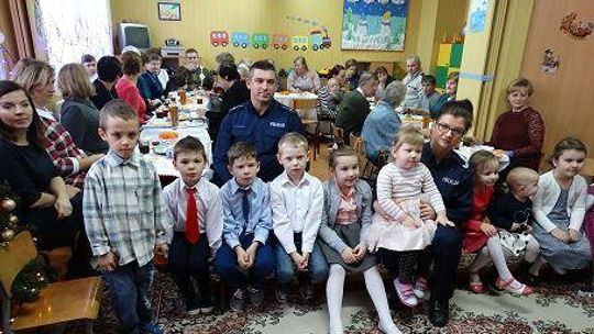 Policjanci na Dniu Babci i Dziadka w Psarach