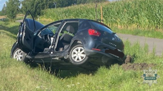 Policjanci pomogli rannym w wypadku drogowym