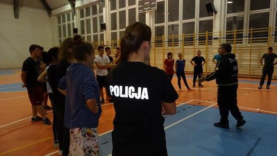 Policjanci uczą samoobrony