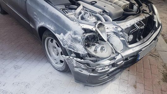 POLICJANCI UGASILI PŁONĄCY POJAZD