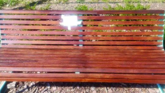 Tak się teraz prezentują pomalowane przez mieszkanki ławeczki na przystani