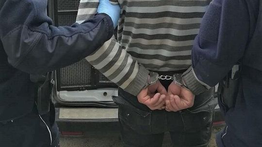 Posiadał narkotyki i znieważył policjanta
