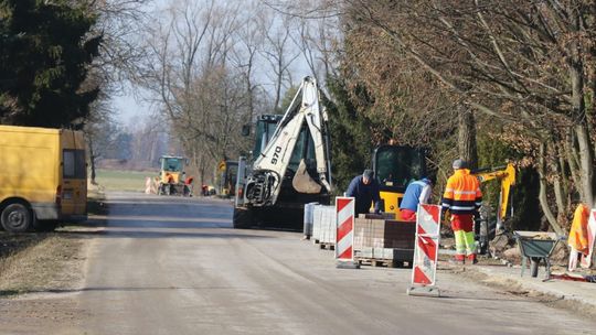 POWIAT. Budują chodnik