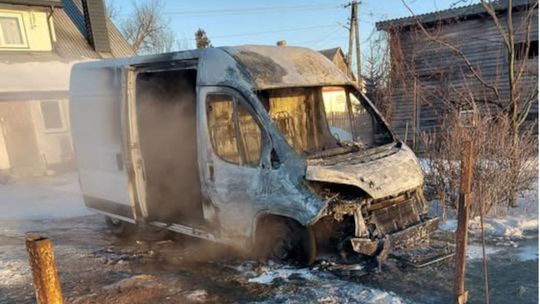 Pożar samochodu dostawczego w Ciskach. Zdjęcie z fb OSP w Zatorach