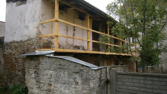 Pracownicy TBS remontują