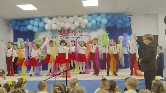 Przedszkolaki świętują, goście podziwiają