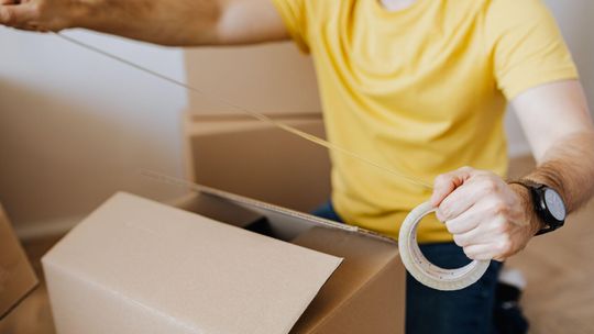 Przeprowadzka mieszkania – wynajem auta dostawczego czy kompleksowa usługa?