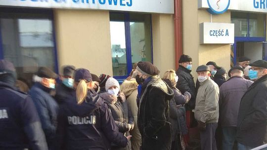 Przepychanki i policja pod Gajda med
