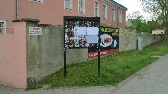 Przestawią tablice na nekrologi