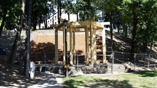 Przy amfiteatrze praca wre
