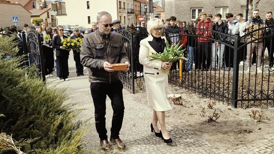 PRZY POMNIKU PAMIĘCI PUŁTUSKICH ŻYDÓW