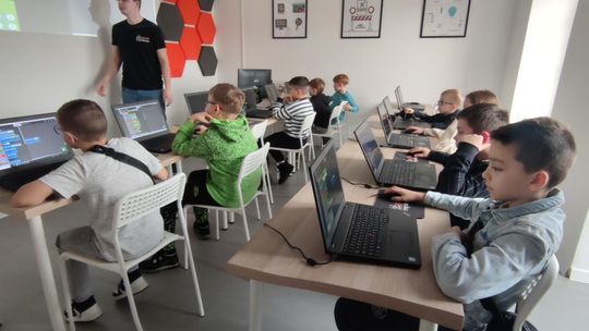 Pułtusk w elicie cyfrowej edukacji. Rusza kolejna edycja bezpłatnych warsztatów ClickOn – zmień granie na programowanie!