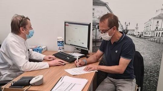 Ruszyły szczepienia przeciw COVID-19