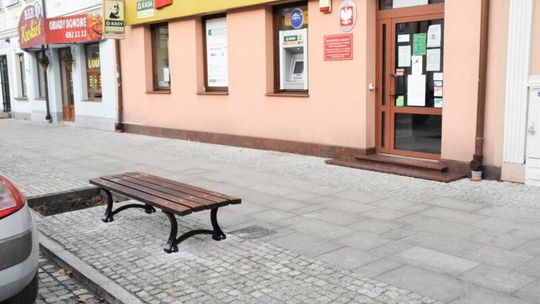 Są ławeczki na Świętojańskiej