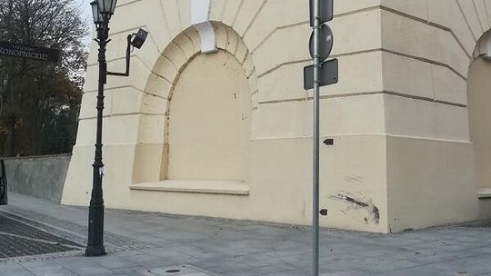 Samochodem uszkodził dzwonnicę