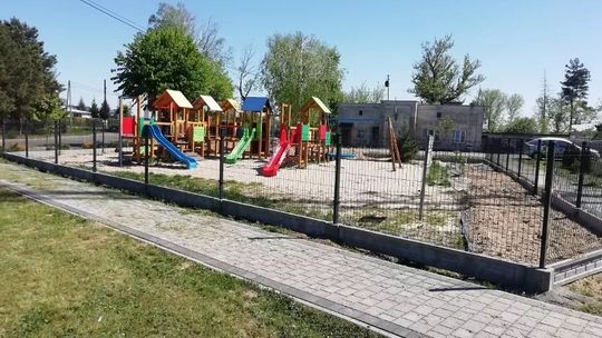 Skwerek i asfaltowa ścieżka