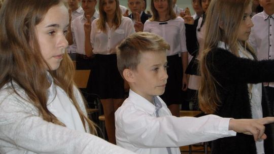 Ślubowanie pierwszoklasistów w Publicznym Gimnazjum im. Bogdana Jańskiego w Winnicy