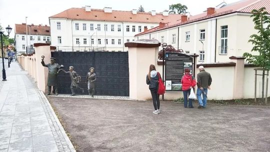 Świat "Wspomnień niebieskiego mundurka"
