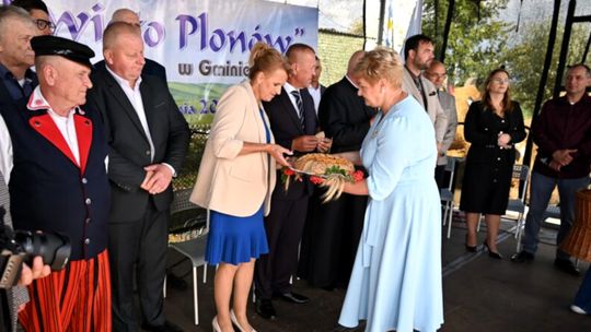 Święto Plonów w Trzcińcu. Obrzęd dzielenia się chlebem. Film