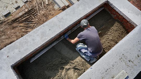 Szambo betonowe czy plastikowe? Porównanie, które ułatwi wybór