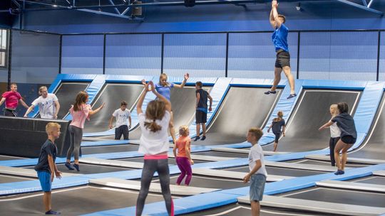 Szukasz aktywnej rozrywki w Warszawie? Odwiedź park trampolin!