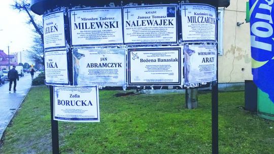 TABLICA PEŁNA NEKROLOGÓW