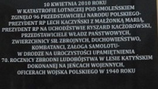 Tablica smoleńska budzi emocje