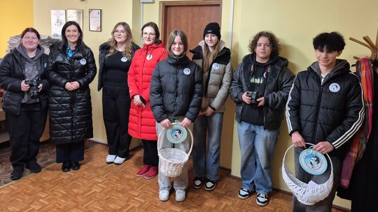 Uczniowie Prusa z kartkami życzliwości