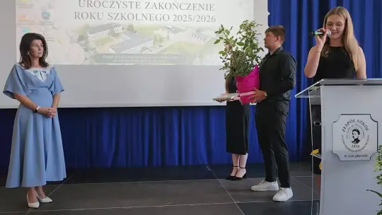 Uczniowie żegnają dyrektor Ewę Leszczyńską