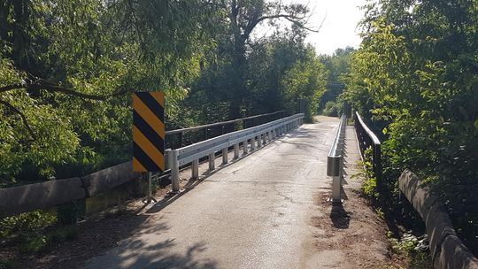 Ukradli oznakowanie mostu