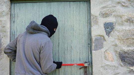 Ukradli weki, biżuterię, perfumy i kasę