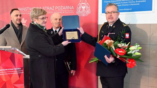 Uroczysty apel w Komendzie Powiatowej Państwowej Straży Pożarnej