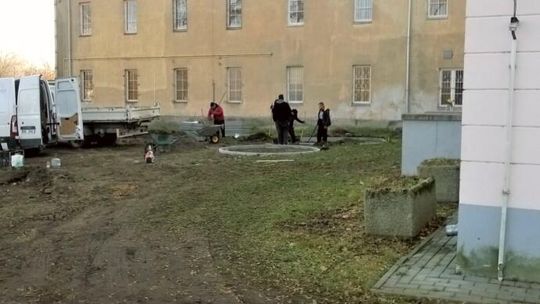 Urządzają plac zabaw przy przedszkolu