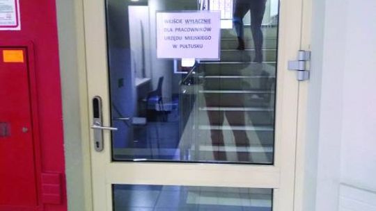 Urzędnicy zamknięci w szklanej wieży