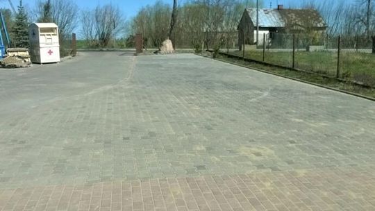 Utwardzenie placu przy szkole w Płocochowie