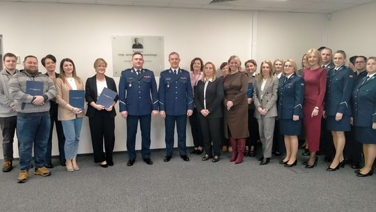 W podziękowaniu za każdy dzień wspólnej pracy, za profesjonalizm, uśmiech i nieocenioną pomoc