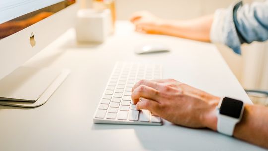 Wady i zalety różnych metod samodzielnego prowadzenia księgowości, poznaj księgowość online!