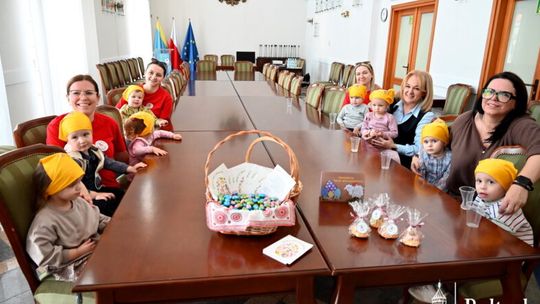 Wielkanocna wizyta dzieci ze Żłobka Miejskiego w Urzędzie Miejskim