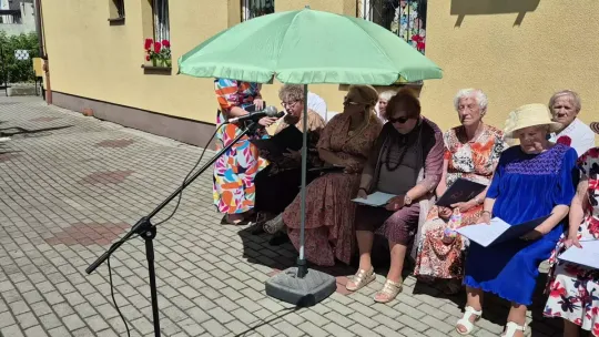 Występy seniorów na pikniku rodzinnym